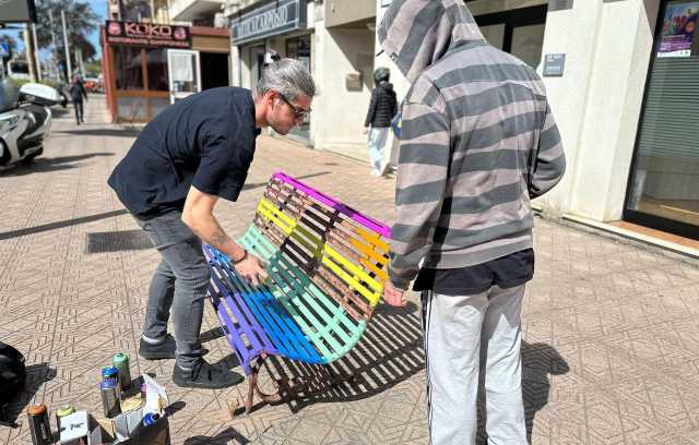 I Due Street Artist Colorano La Panchina