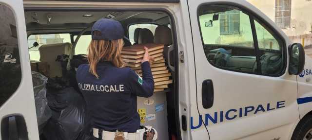 Sassari, la polizia locale aiuta le famiglie in difficoltà con le donazioni