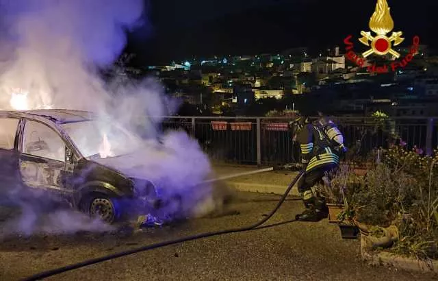 Attentato incendiario a Orani: bruciate le auto di madre e figlio 
