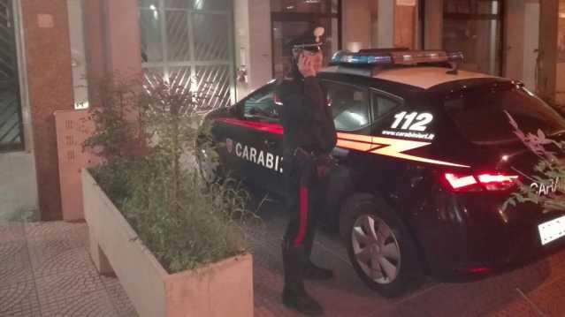 Carabinieri Ladro Cade Palazzo