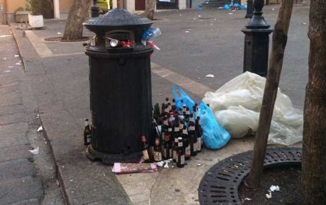 Piazza Santo Sepolcro Bottiglie Movida Cagliari  3