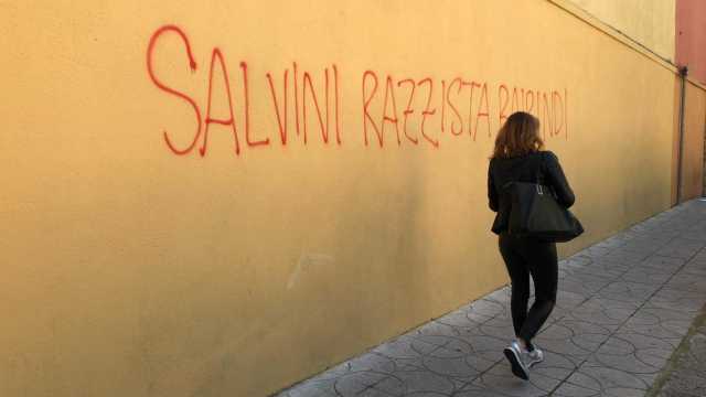 Scritta Salvini Muro Exma