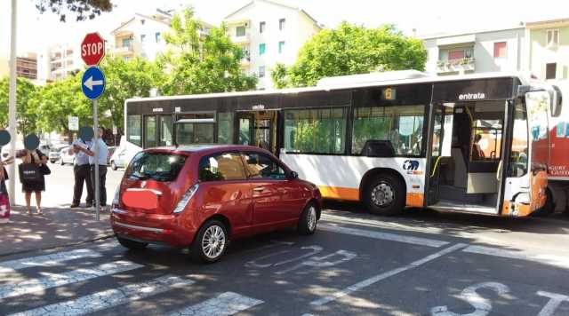 Bus Ctm Scontro Auto