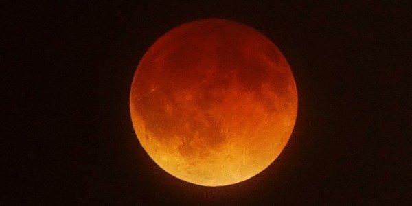 Luna Rossa Eclissi Parziale