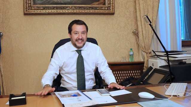 Salvini Alla Scrivania