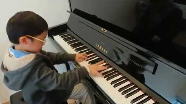 Bambino Al Piano