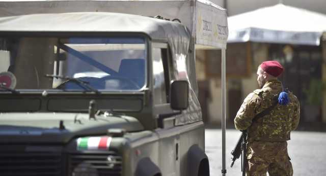Esercito Militare Di Spalle