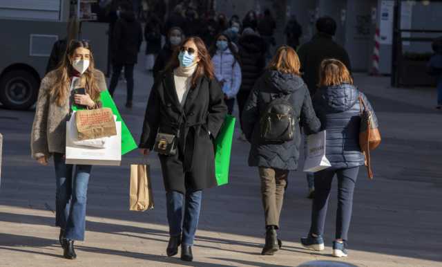 Persone In Giro Mascherina