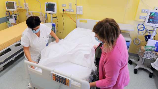 Infermiera Rifa Il Letto 