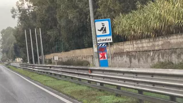 YouTG.NET - Cagliari, coperti con vernice spray i box degli autovelox sul  rettilineo dell'inceneritore