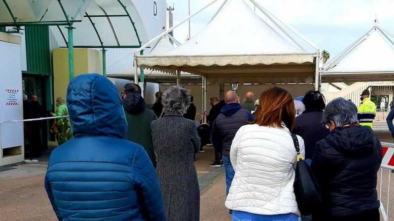 Fila per i vaccini alla Fiera di Cagliari