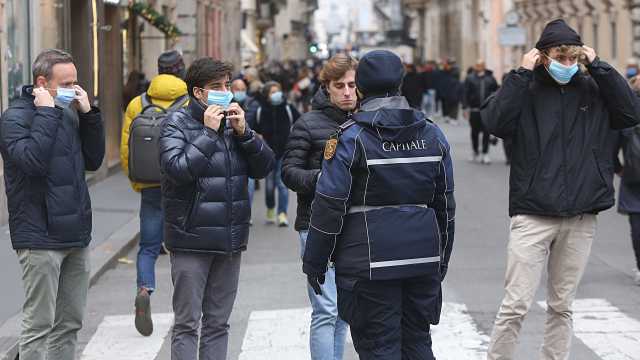 No all'obbligo di mascherine all'aperto