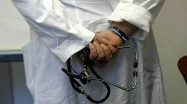 Medico arrestato per abusi sulle pazienti 