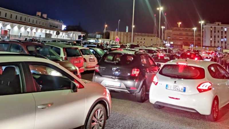 Il caos nel parcheggio della stazione