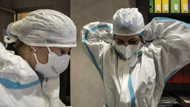 Operazioni di vestizione di due infermiere