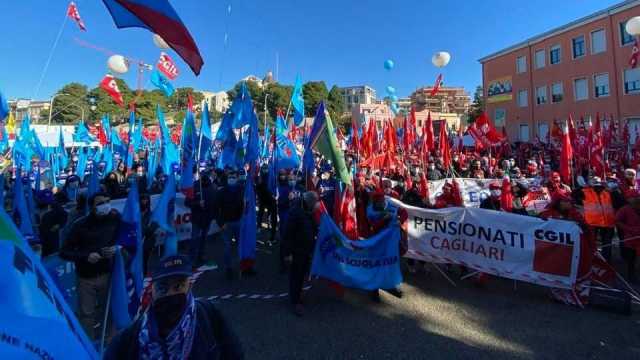 I manifestanti in piazza dei Centomila 