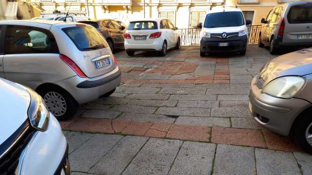 Auto in piazza Palazzo