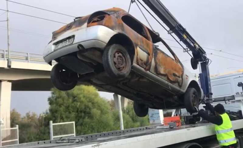 L'auto rimossa a Is Pontis Paris