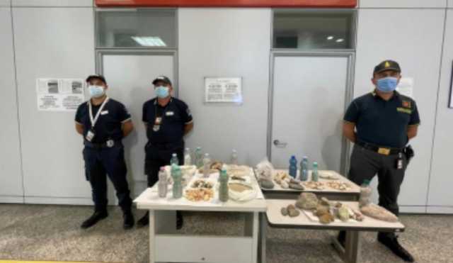 Più di 130 chili di sabbia sequestrati e 60 passeggeri multati: il bilancio negli aeroporti sardi