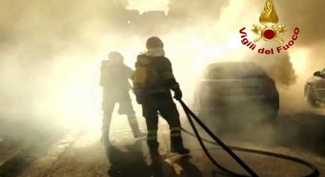 L'auto in fiamme 