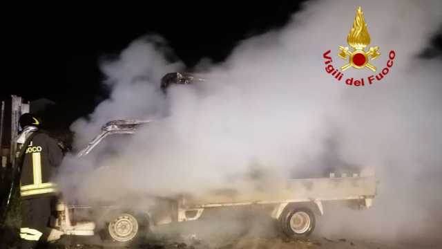 L'autocarro incendiato 