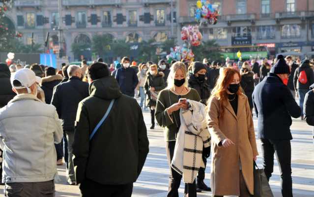 Passeggiata aperto con mascherine