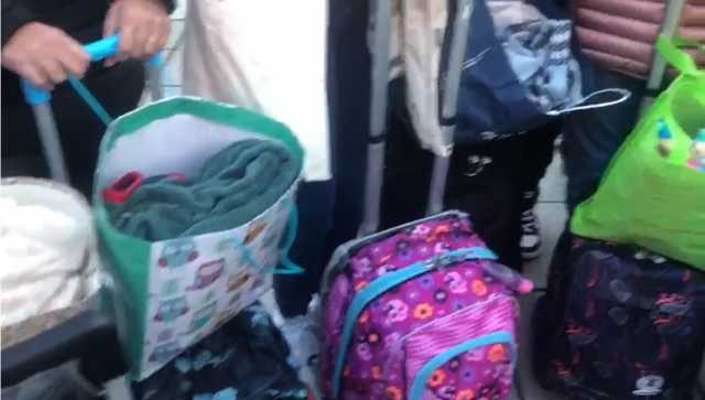 In via Stoccolma a scuola con zaino e coperte