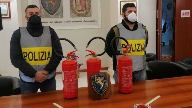 Gli estintori recuperati dalla polizia stradale 