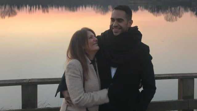 Mahmood con la madre