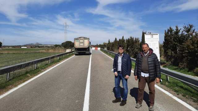 Da sinistra, il consigliere metropolitano delegato alla Viabilità Antonello Floris con il dirigente del settore Mobilità e Viario della Città Metropolitana Paolo Mereu)