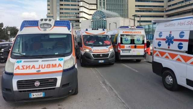 La fila di ambulanze al Brotzu 