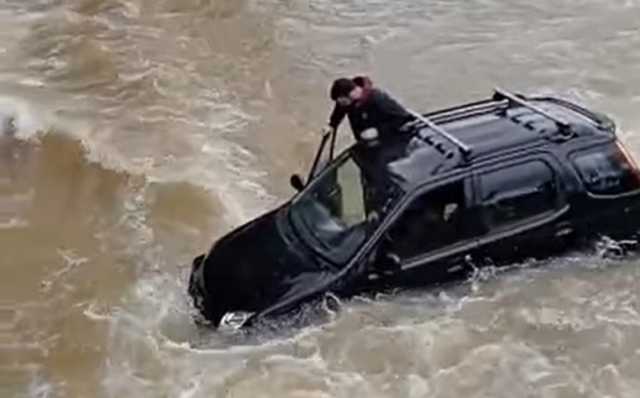 L'auto in mezzo al rio in piena