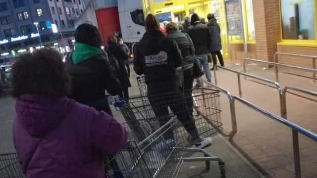 Fila al supermercato in Sardegna 