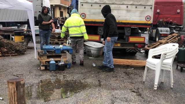 I camionisti lasciano il porto di Cagliari 