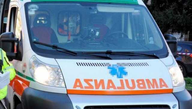 L'intervento di un'ambulenza (foto d'archivio)