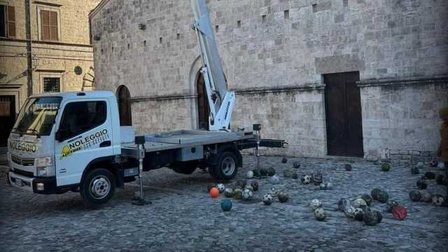 Palloni trovati sul tetto della chiesa 