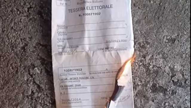 Una tessera elettorale bruciata