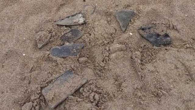I frammenti trovati sulla spiaggia 