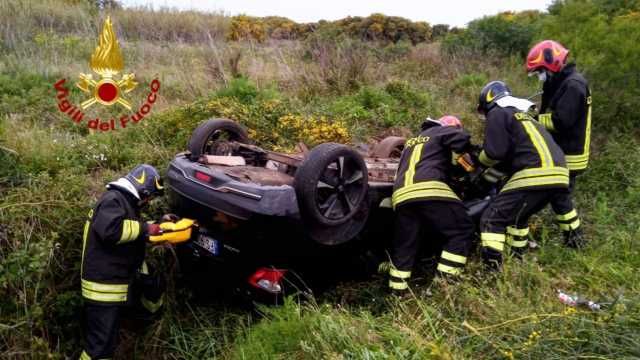 L'auto ribaltata a Portoscuso