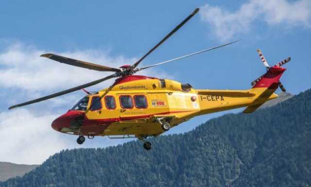 Sei moto contro un'auto, una prende fuoco: due morti e due feriti gravi