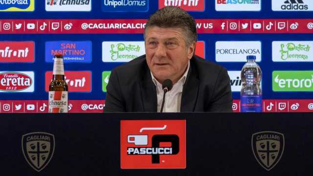 Il tecnico del Cagliari Walter Mazzarri 