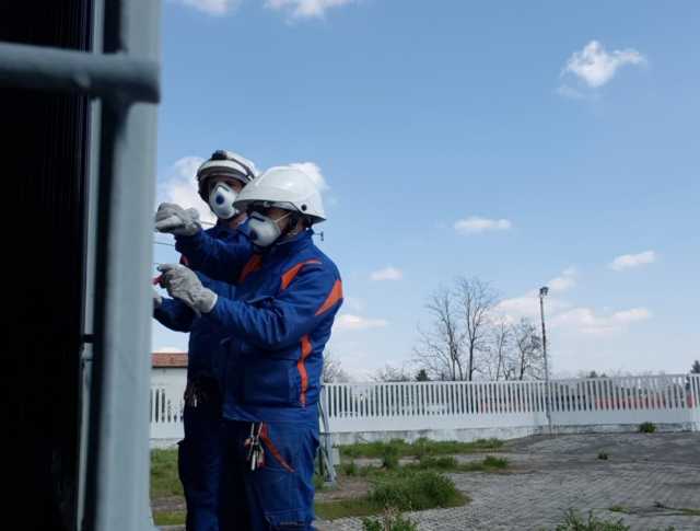 Operai Enel al lavoro a Elmas 