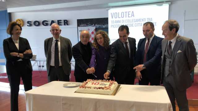 Taglio della torta per Volotea  a Cagliari 