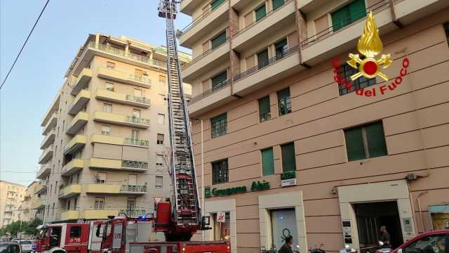 Cagliari, crolla il parapetto di un balcone e finisce in strada: paura in via Dante