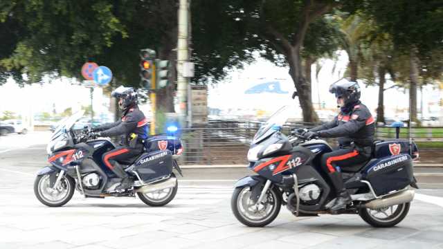 CARABINERI MINACCIATI CON LA PISTOLA 
