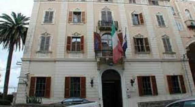 Cagliari, molotov e bombe di vernice rossa contro la sede del comando dell'Esercito