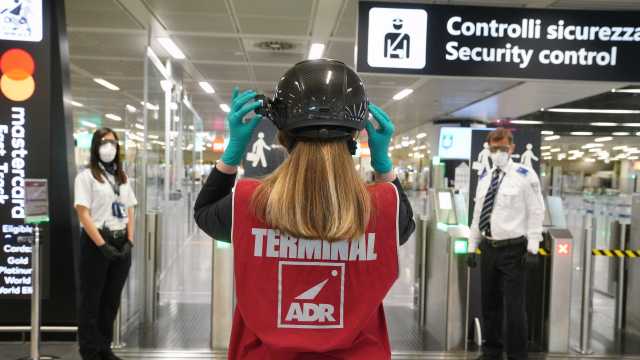L'Enac: mascherina Ffp2 obbligatoria sui voli da e per gli aeroporti italiani
