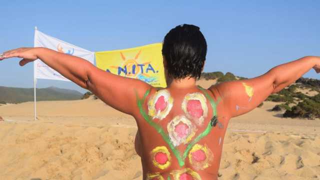 Nudisti in spiaggia in Sardegna