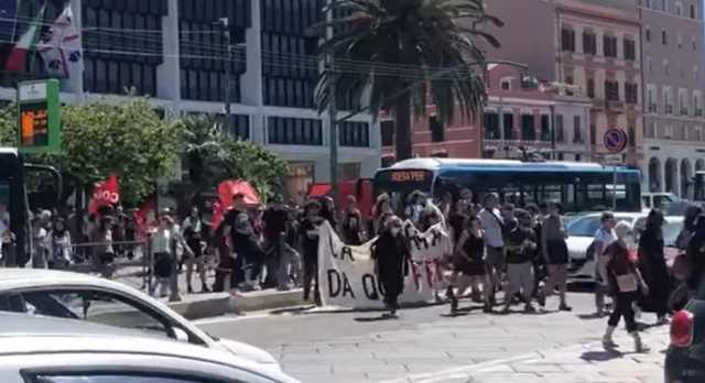 Il corteo antimilitarista a Cagliari