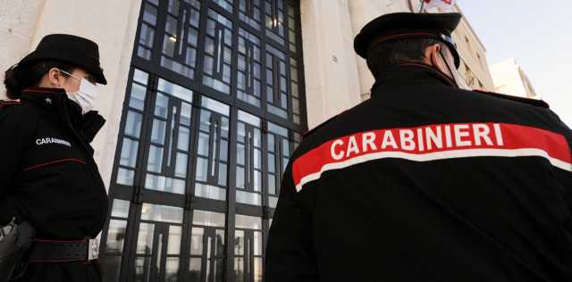 Carabinieri spalle